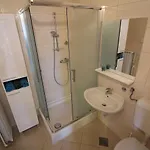 Charmantes Mit Privatem Balkon, Privatparkplatz, Wifi Und Nur 700 Meter Zum *