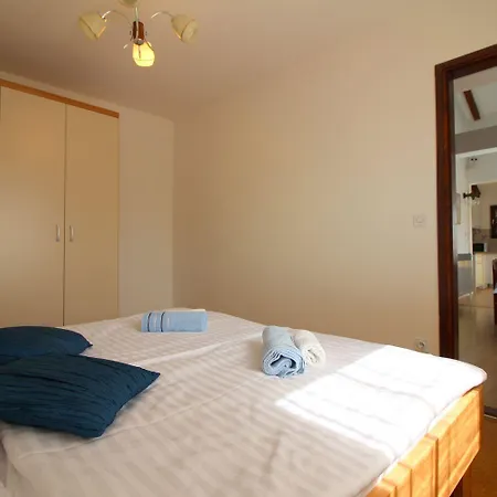 Charmantes Mit Privatem Balkon, Privatparkplatz, Wifi Und Nur 700 Meter Zum Apartment Porec